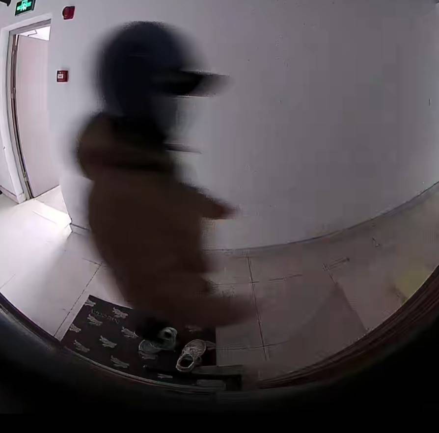 世界杯竞猜购彩 -邻居恶意踩踏门口鞋子？上海有人放粘鼠板反击！全网围观蹲后续